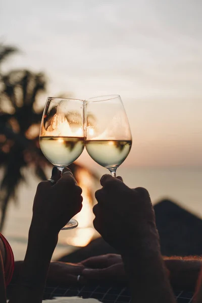 Casal Desfrutando Pôr Sol Romântico — Fotografia de Stock