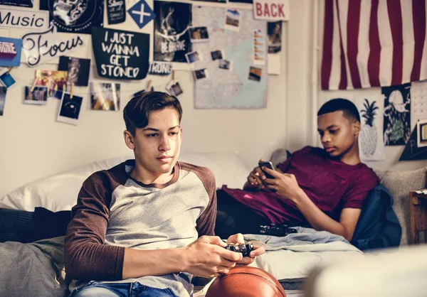 Les Adolescents Traînant Dans Une Chambre Coucher Jouant Jeu Vidéo — Photo