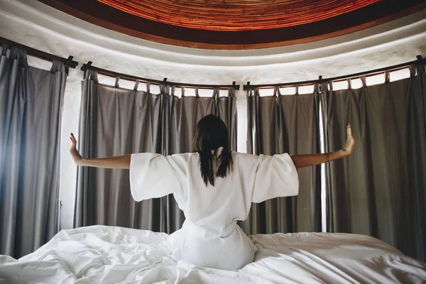 Femme Réveillant Dans Une Chambre Hôtel — Photo