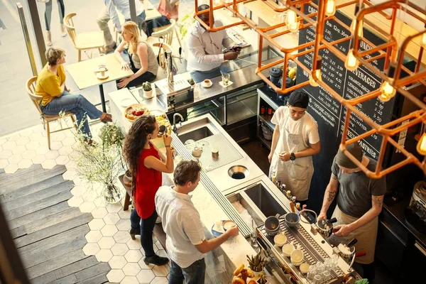 Gente Una Cafetería Moderna — Foto de Stock