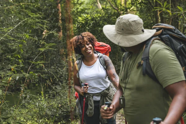 Coppia Trekking Nel Bosco Insieme — Foto Stock