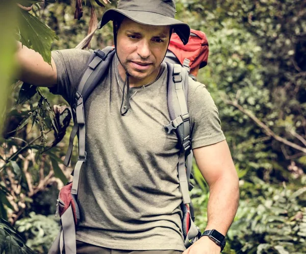 Männliche Backpacker Trekking Wald — Stockfoto