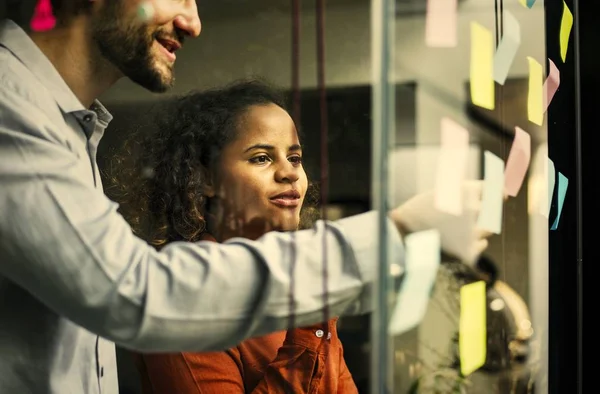 Pessoas Brainstorming Para Ideias Criativas — Fotografia de Stock