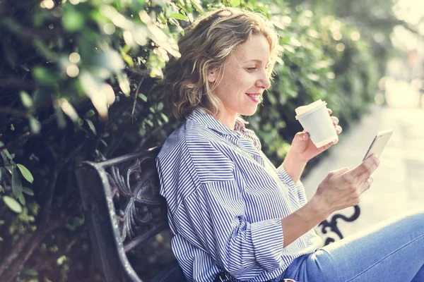 Mujer Rubia Caucásica Navegando Teléfono Inteligente —  Fotos de Stock