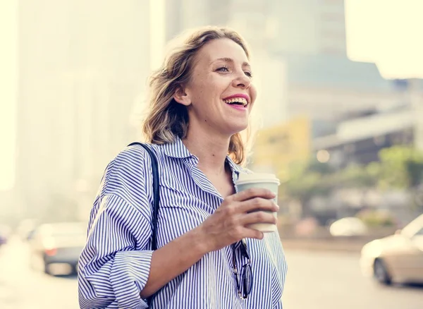 Frau Unterwegs Mit Kaffee Zum Mitnehmen — Stockfoto