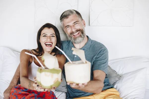 Coppia Relax Sul Letto — Foto Stock