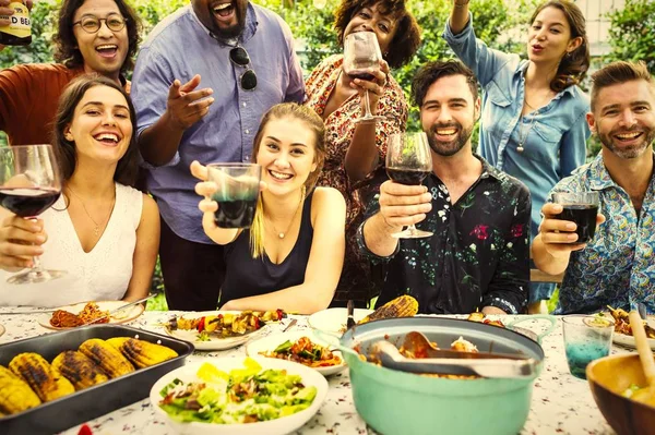 Vänner Som Grillas Sommarfest — Stockfoto