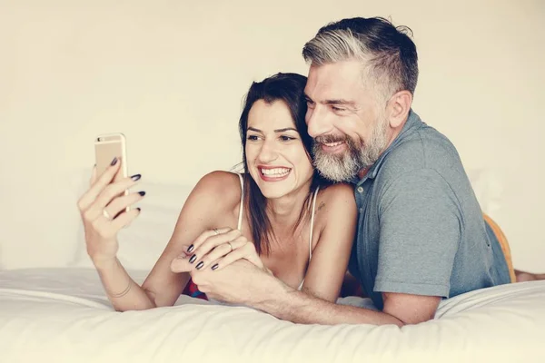 Paar Met Behulp Van Een Smartphone Bed — Stockfoto