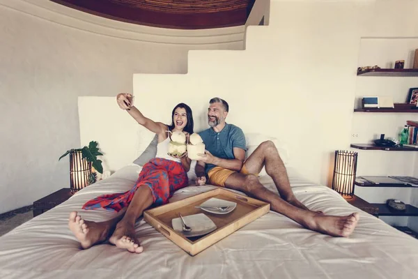 Paar Entspannt Sich Auf Dem Bett — Stockfoto