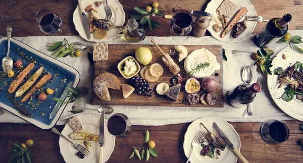 Rustikales Abendessen Mit Käseplatte — Stockfoto