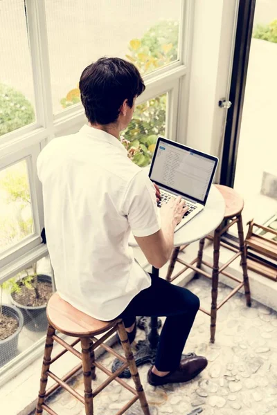 Człowiek Pracuje Laptopie Łączy Się Internetem — Zdjęcie stockowe