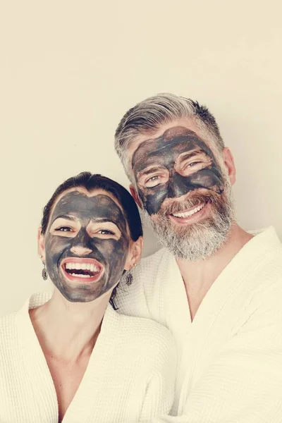 Casal Feliz Usando Uma Máscara Carvão — Fotografia de Stock