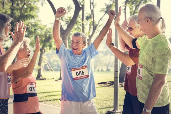 Glada Senior Människor Park Löpare Efter Marathon — Stockfoto