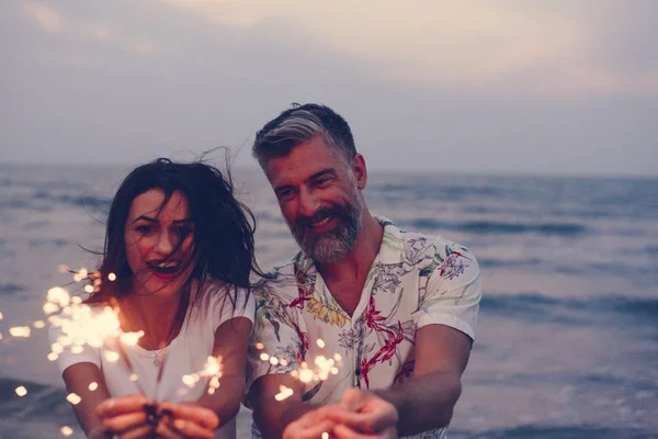 Coppia Che Festeggia Con Scintille Spiaggia — Foto Stock