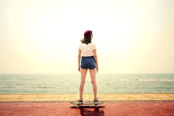 Girl Skateboarding Beach — Stock Photo, Image