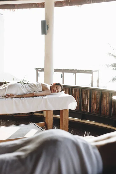 Pareja Relajándose Salón Spa — Foto de Stock