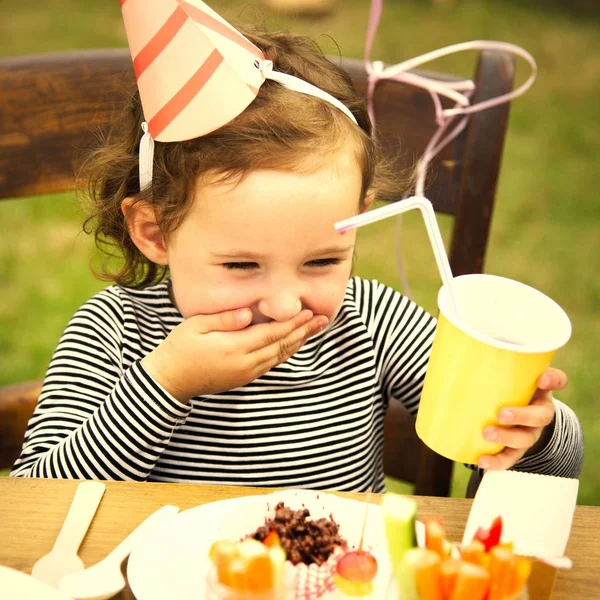 Chica Celebrando Una Fiesta Cumpleaños — Foto de Stock