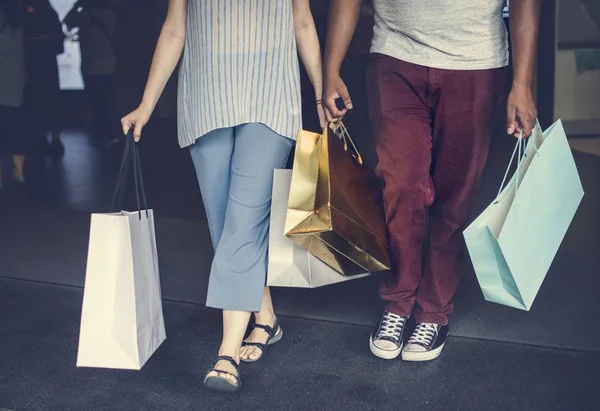Couple Faisant Shopping Ensemble Dans Centre Commercial — Photo