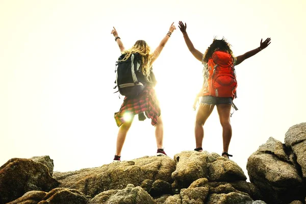 Backpacking Freunde Auf Ein Gap Year Abenteuer — Stockfoto