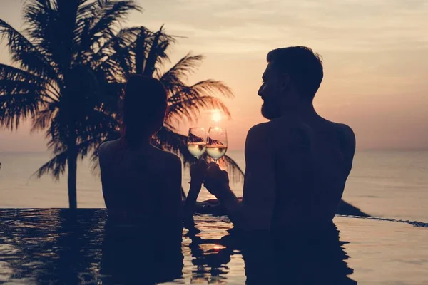 情侣享受浪漫的日落 — 图库照片