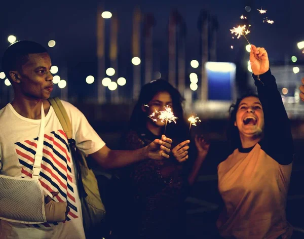 Grupo Amigos Escola Felicidade Jogando Fogo Artifício — Fotografia de Stock