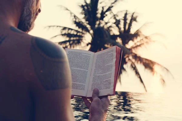 Yüzme Havuzunda Bir Kitap Okurken Erkek — Stok fotoğraf