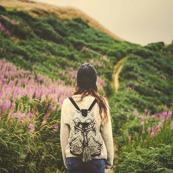 Mujer Caminando Por Sendero — Foto de Stock