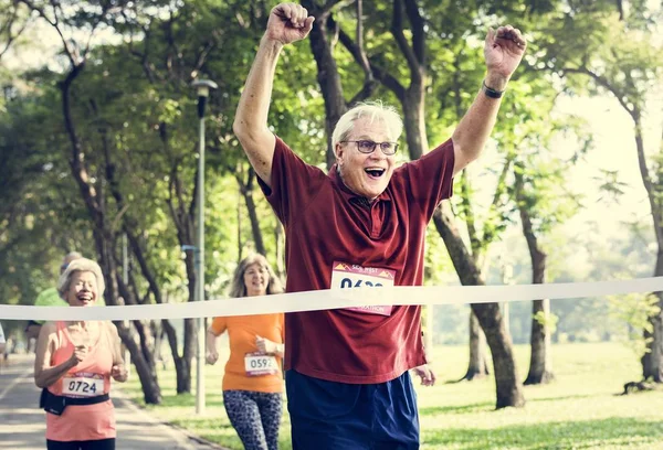 Senior Gewinnt Das Rennen Beim Marathon — Stockfoto