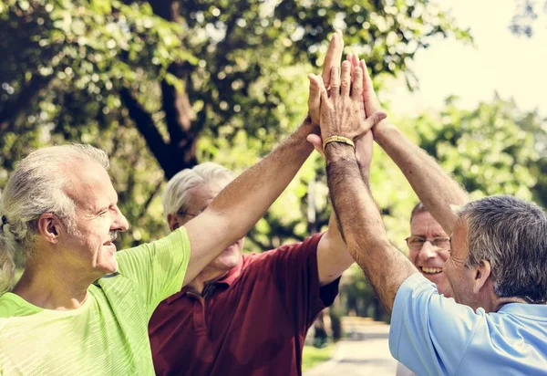 Gruppe der Senioren-Athleten gibt eine hohe Fünf — Stockfoto