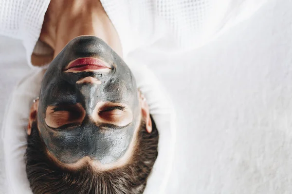 Mulher Relaxante Com Uma Máscara Facial Carvão Vegetal — Fotografia de Stock