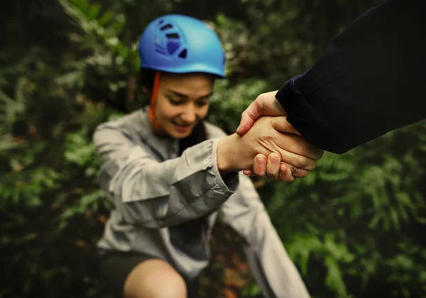 Fidanzato Dando Una Mano Alla Sua Ragazza — Foto Stock