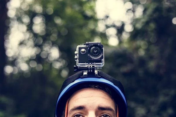 Man Met Hoofd Camera Het Bos — Stockfoto