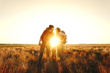Çift vahşi doğada hiking