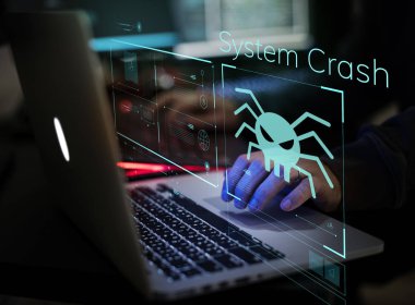 kısmi görünümünü el üstünde laptop değmek, ultraviyole neon metin: sistem çökmesi 
