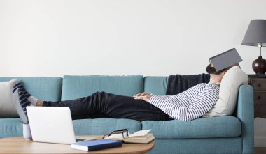 Adam away stres uyuyor