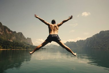 Neşe içinde göle atlayan adam