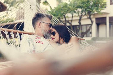 Birlikte bir hamakta dinlenme çift