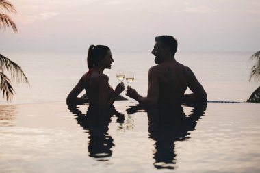 Romantik bir gün batımı zevk çift