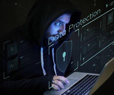 karanlık odada dizüstü bilgisayar kullanan ciddi hacker adam toucpad, neon metin el: veri koruma 