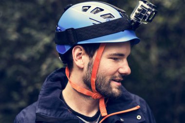 Ormanın içinde baş kameralı adam