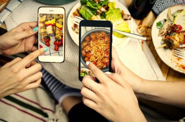 Gıda Fotoğraflar cep telefonlarında paylaşan kişi