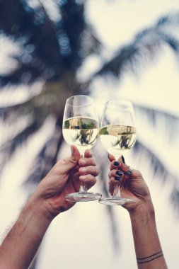 Kumsalda şarap içen çift.