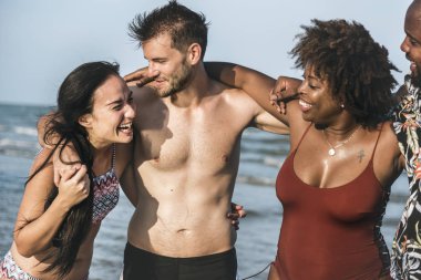 plajda eğlenmek arkadaşlar