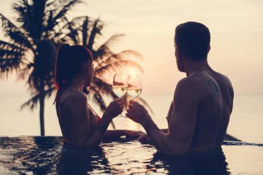 Romantik bir gün batımı zevk çift