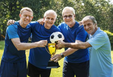 Olgun futbolcular kupayı kazanan