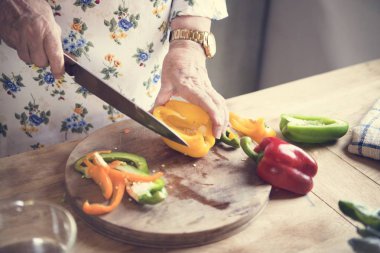 Yaşlı kadın biber Dilimleme