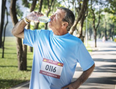 Komuta sizde ferahlatıcı maraton koşmak sonra su ile 