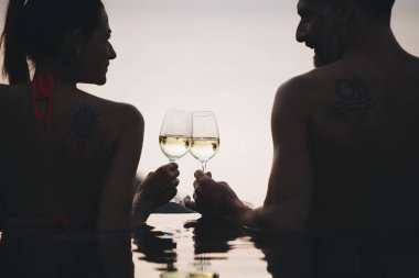 Romantik bir gün batımı zevk çift