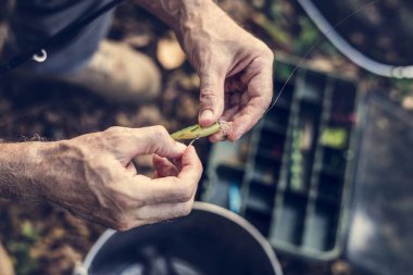 balıkçı el koyarak yem kısmi görünümü