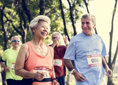 gülümseyen kıdemli sporcular Parkı'nda çalışan